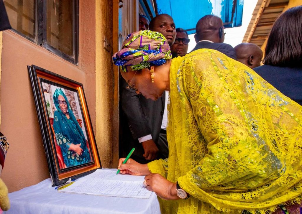 First Lady senator Oluremi Tinubu Paid a Condolence Visit to Lagos GAC Chairman over the death of his Wife in Lagos