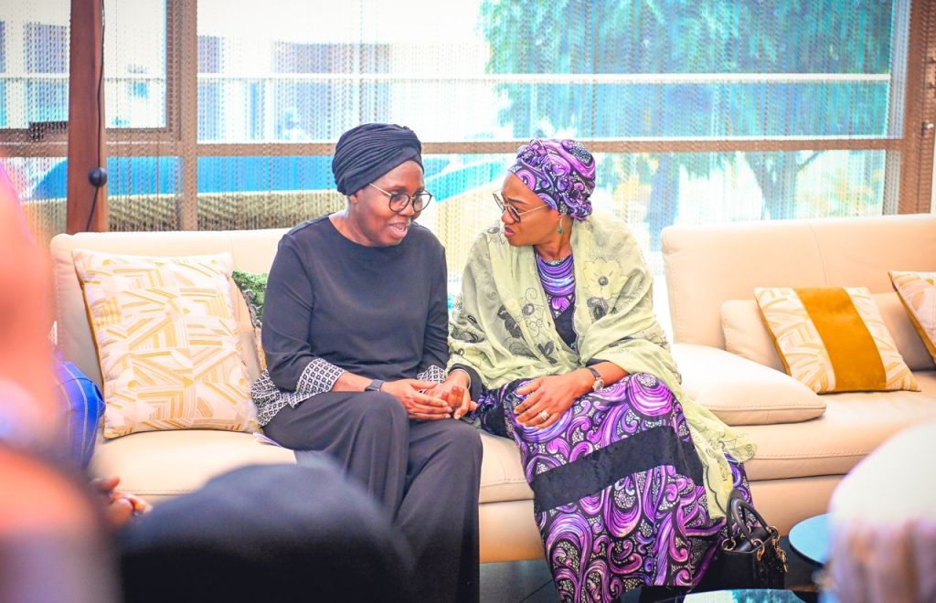 FIRST LADY OLUREMI TINUBU CONDOLES WITH AKEREDOLU’S WIDOW