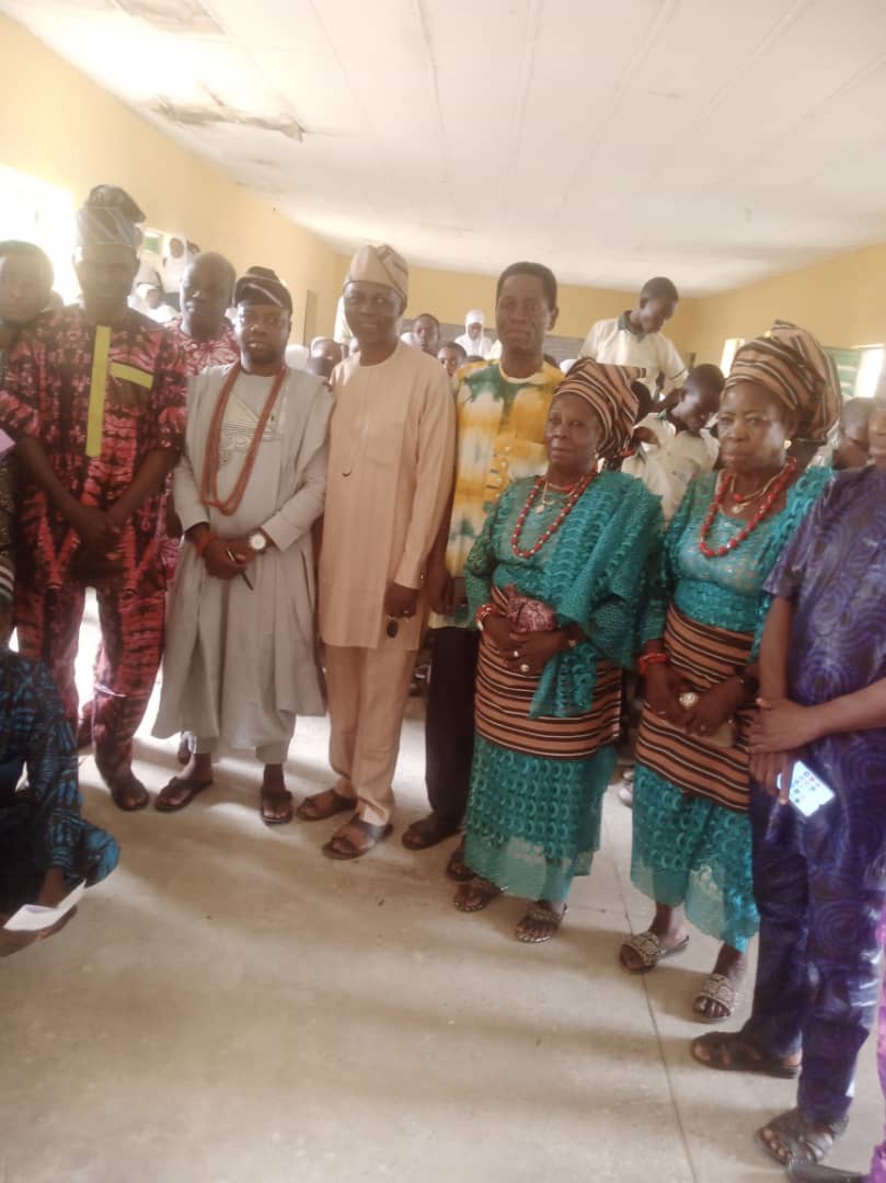 Eko-Ende Agog As HRM AbdulWaheed Babatunde (FCA) Visits Town High School