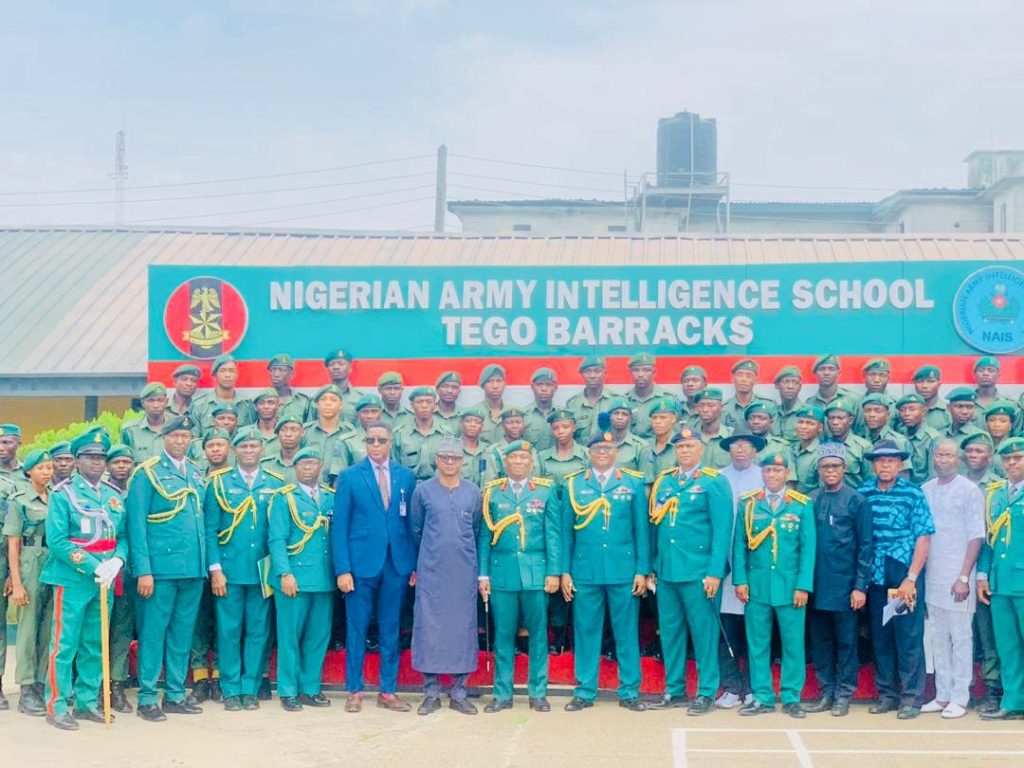 COMMANDER CORPS OF SIGNALS CHARGES GRADUADS OF NAIS TO APPLY KNOWLEDGE GAINED DURING THE FIRST QUARTER COURSE , COMMENDS COMMANDANT