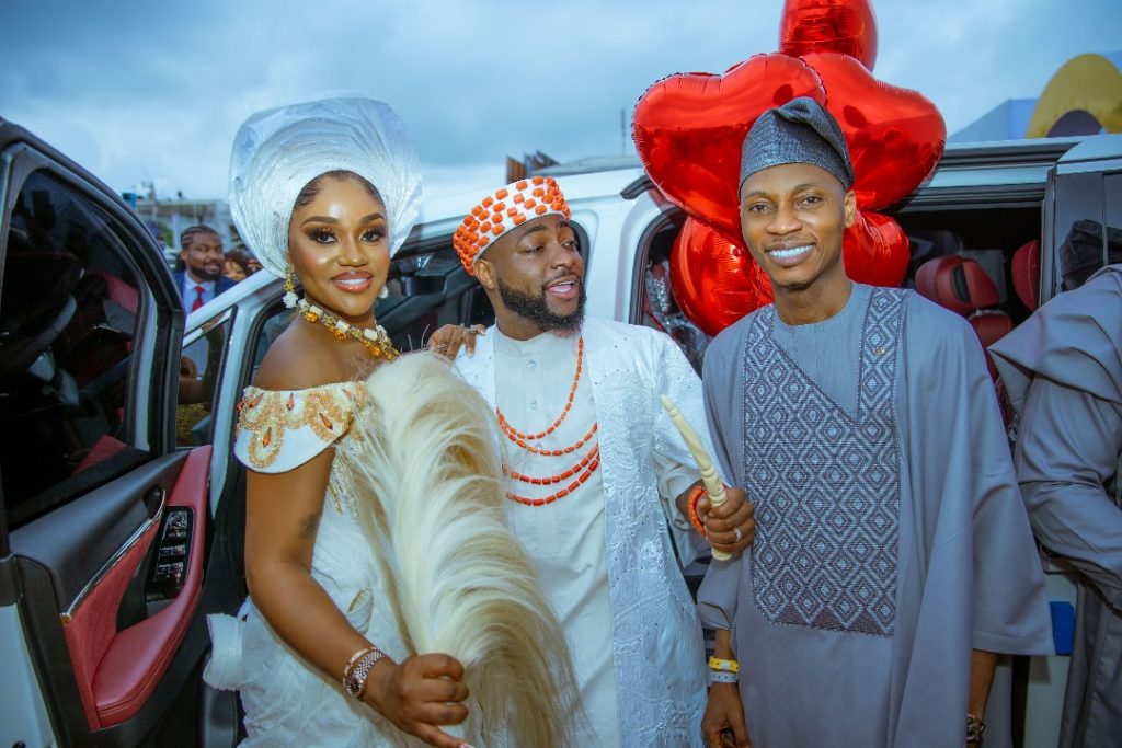 GAC Motor Nigeria, leads the auto-Industry again, gifts its Luxury GN8 MPV to Nigerian Music Superstar Davido and His wife for their wedding