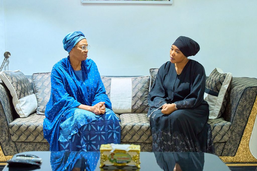NIGERIAS FIRST LADY, OTHERS PAY CONDOLENCE VISIT TO HOME OF LATE CHIEF OF ARMY STAFF
