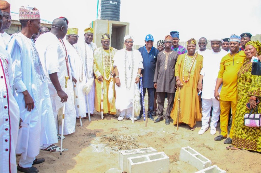 Oba Oladele Kosoko, Primate Ayodele, Others Commission Iworo 100.1 FM In Lagos