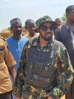 EXPOSED: ZAMFARA STATE SPEAKER BILYAMINU MORIKI FULL MILITARY KITTED PICTURES EMERGED WITH SUSPECTED PEOPLE ALLEGED TO BE BANDITS IN ZURMI LOCAL GOVERNMENT FOREST.