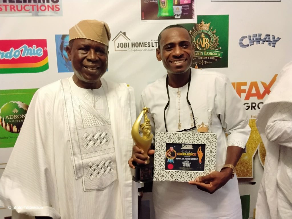 Gospel Powerhouse, Oba Ara, Clinches “Most Versatile Artist” Award at YOMAFA Global Awards  By Taofik Afolabi