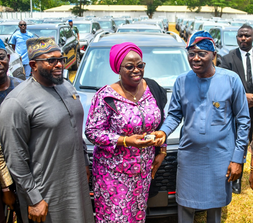 SANWO-OLU PRESENTS OFFICIAL VEHICLES TO DIRECTORS IN LAGOS CIVIL SERVICE