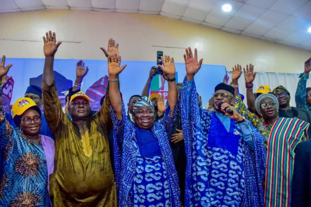 Abiodun Formally Presents Senator Adeola to Ogun West APC Stakeholders