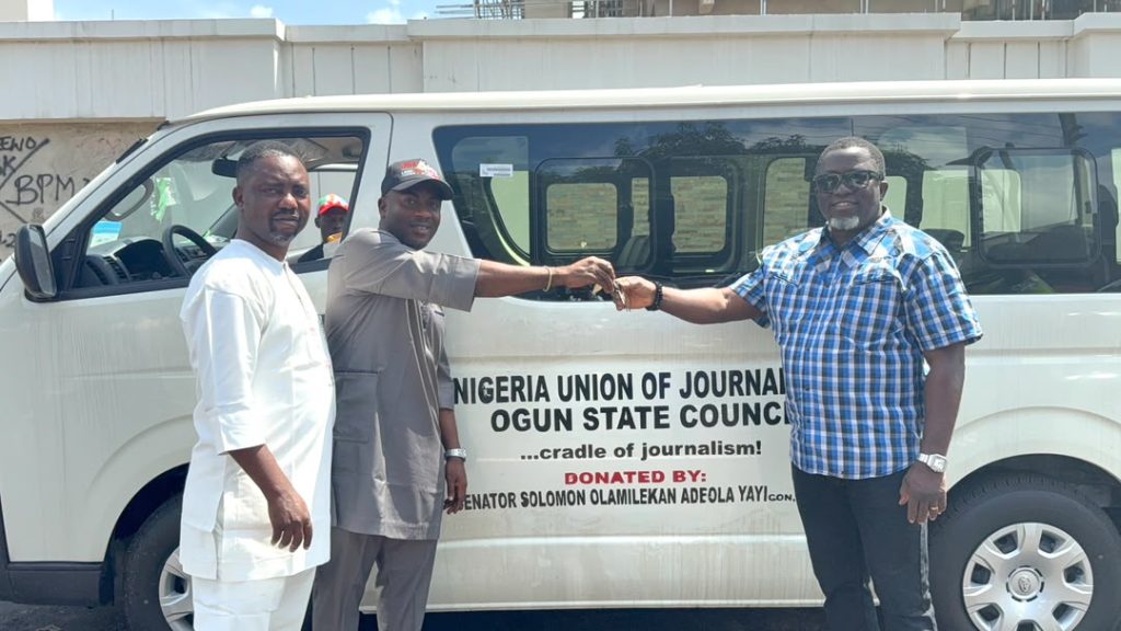 OGUN APC GOVERNORSHIP CANDIDATE PRESENTS BRAND-NEW 18-SEATER TOYOTA HIACE BUS TO OGUN NUJ